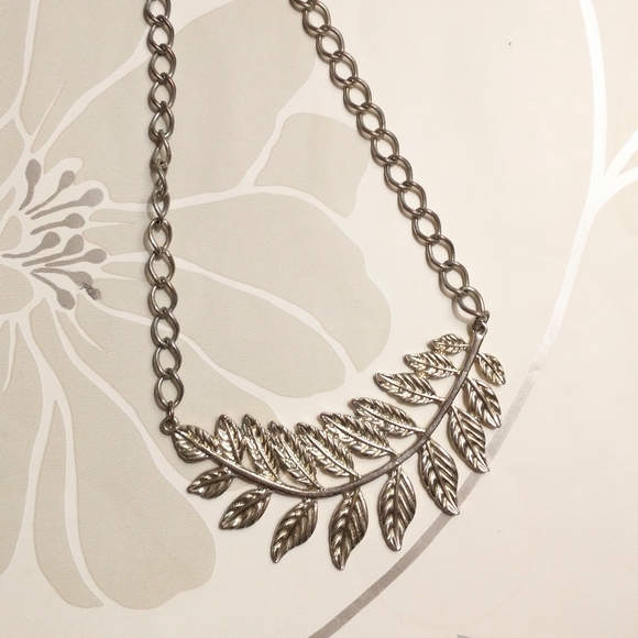 Gold Tone Statement Necklace Floral Leaf - Picture 2 of 4
